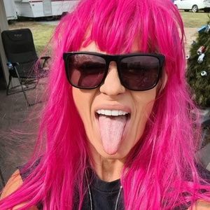 Meet your Posher, Dee